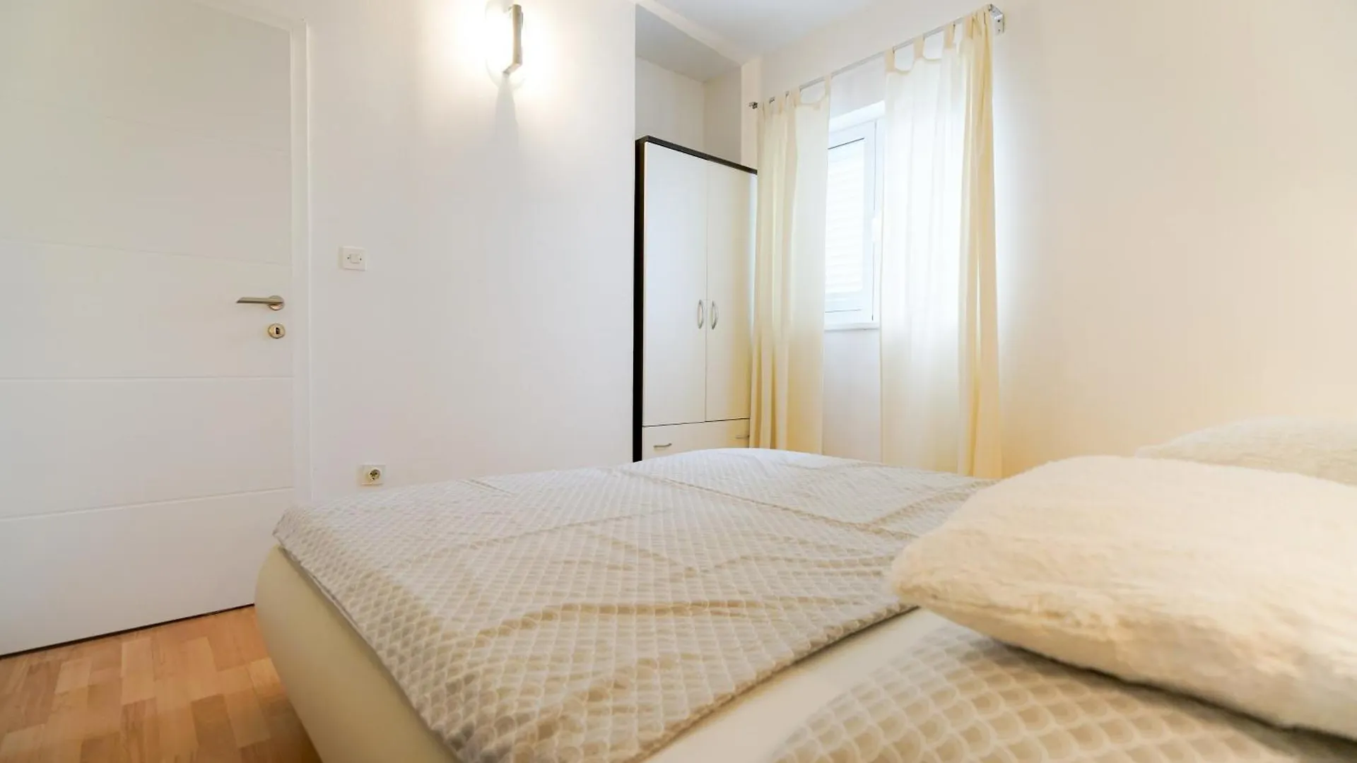 Apartments Osljak Preko 0*,